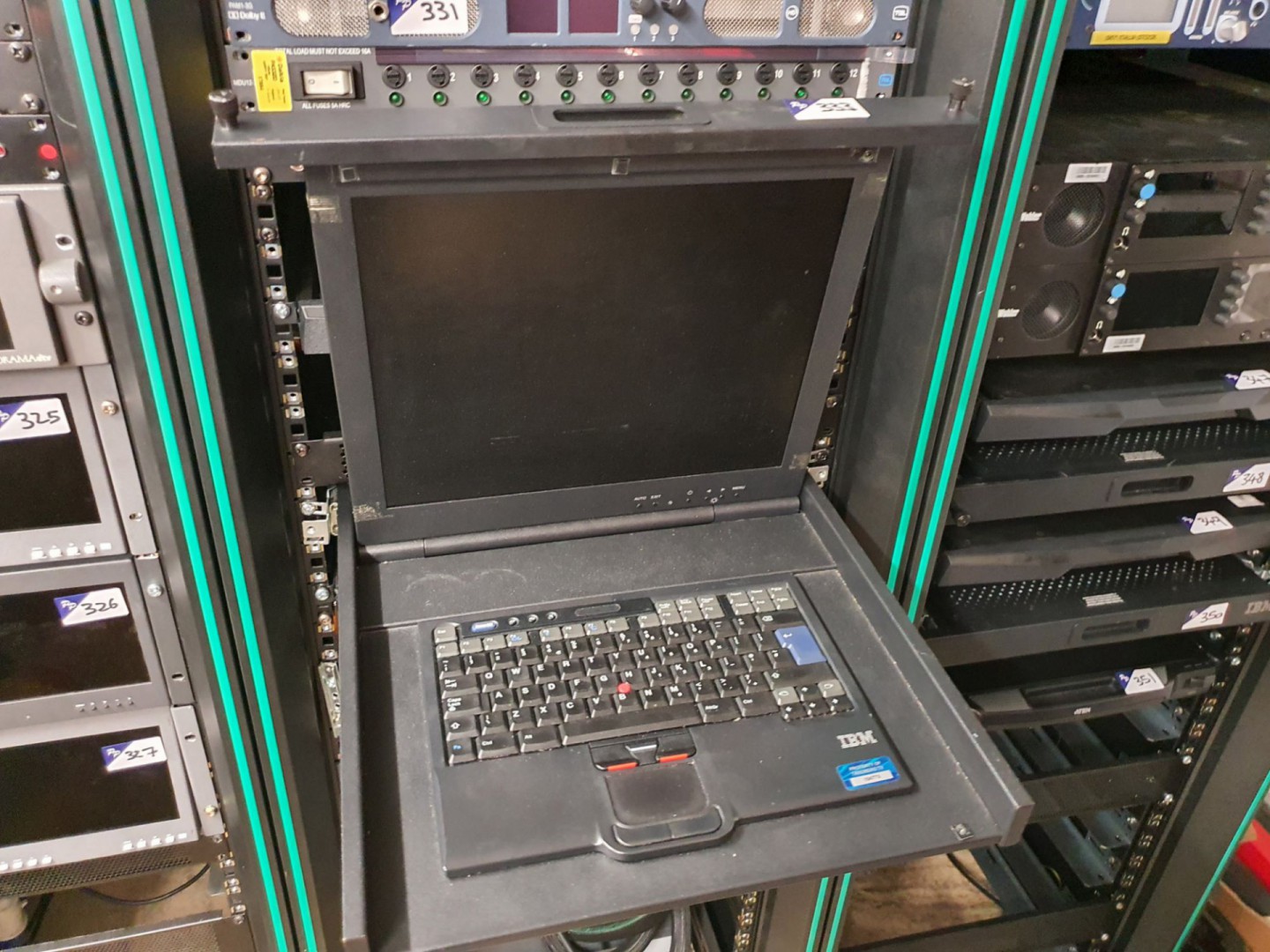 IBM 1723-1nk rack mount monitor, keyboard
