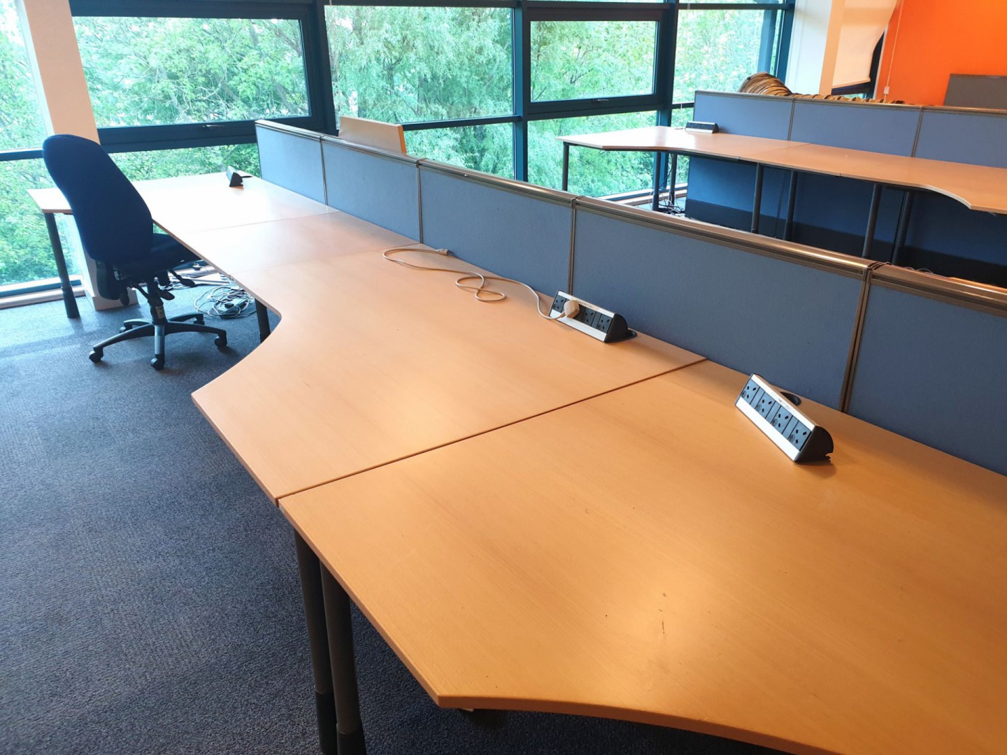 4x Kinnarps beech office desks inc: 7x blue uphols...