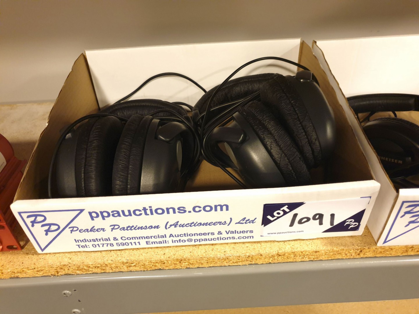 2x ATA 1118 full size digital monitor headphones