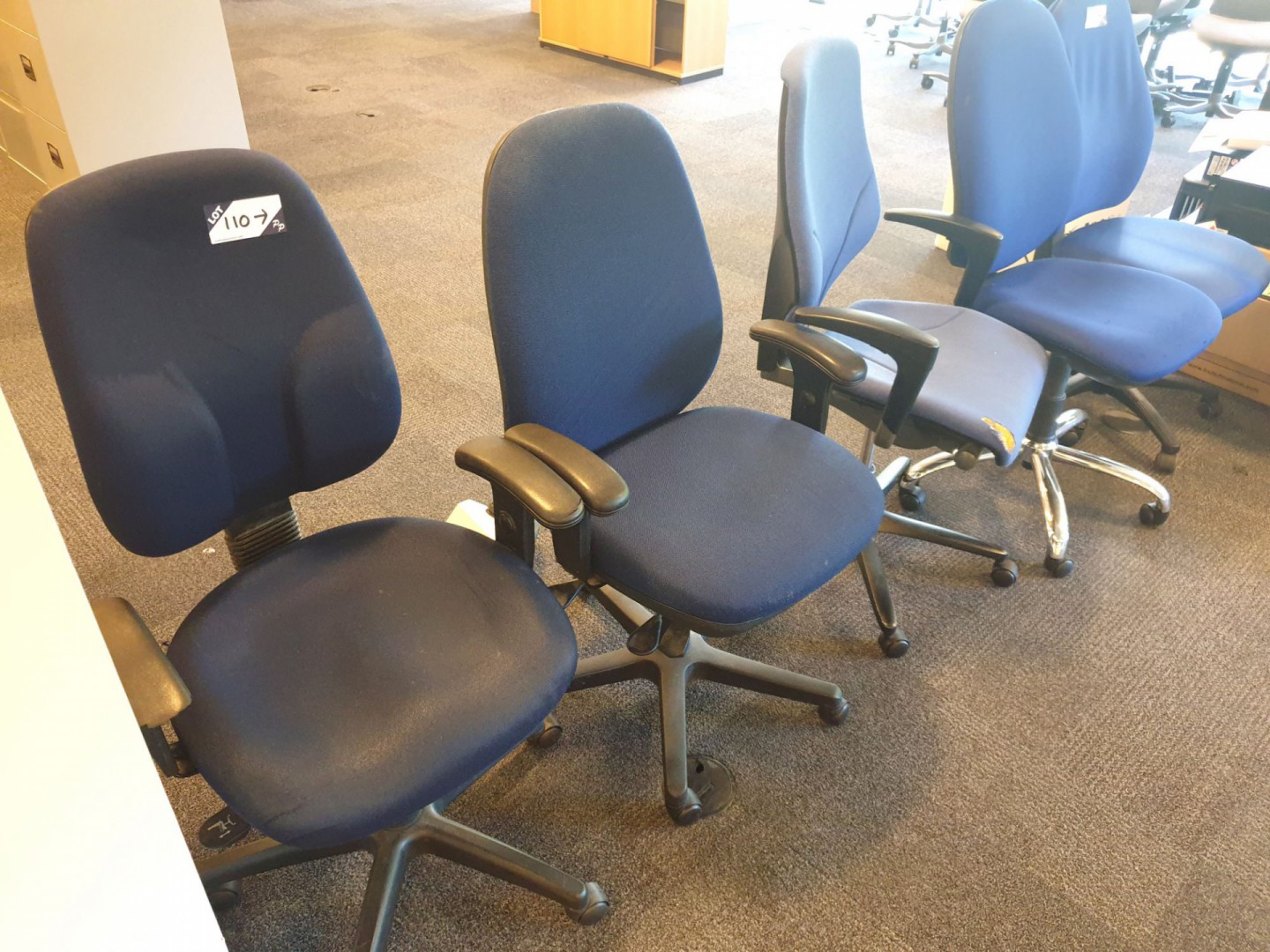 5x blue upholstered swivel office chairs