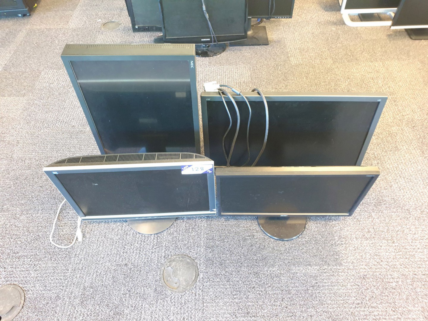 4x various NEC, Acer LCD monitors to 26"