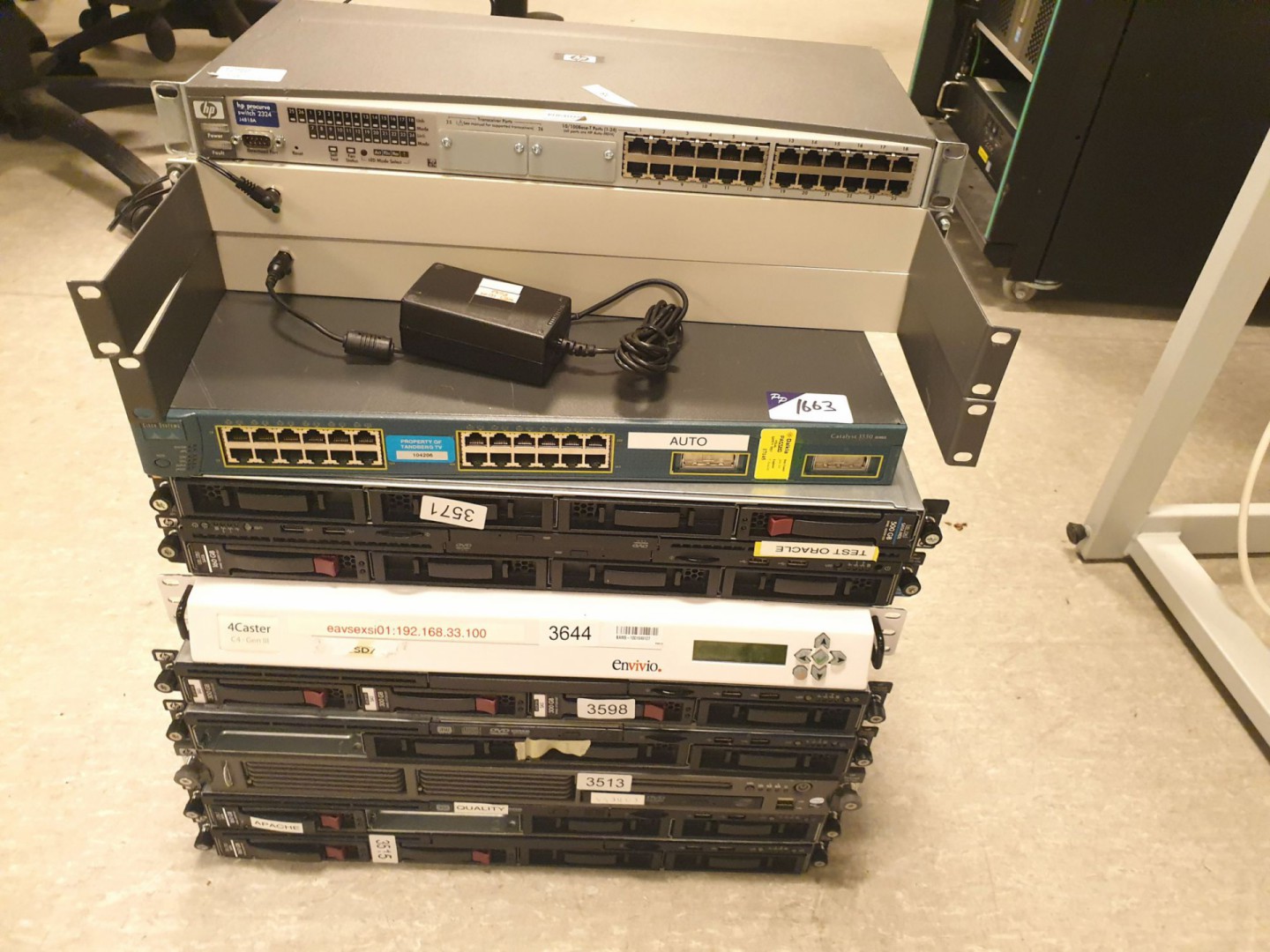 Qty various inc: HP rack type servers, Envivio 4 c...