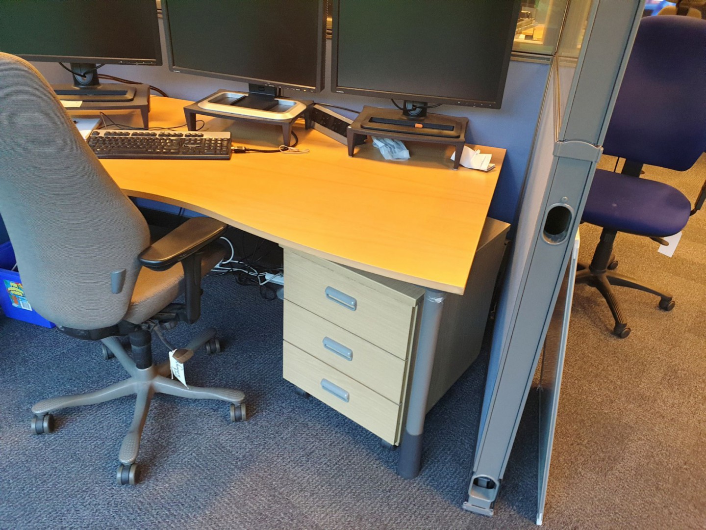 3x Kinnarps light oak effect office desks inc: 7x...