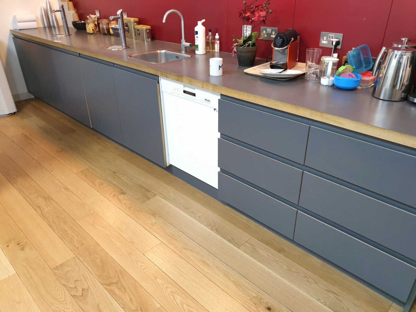 Grey effect kitchen area, 5500x750mm inc: Miele Pr...