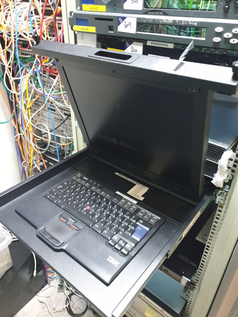 IBM 23K4083 rack mount monitor, keyboard