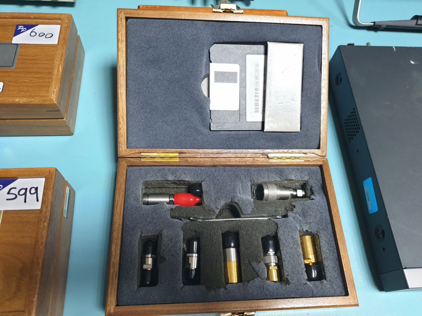 HP 85039A type F calibration kit in wooden case