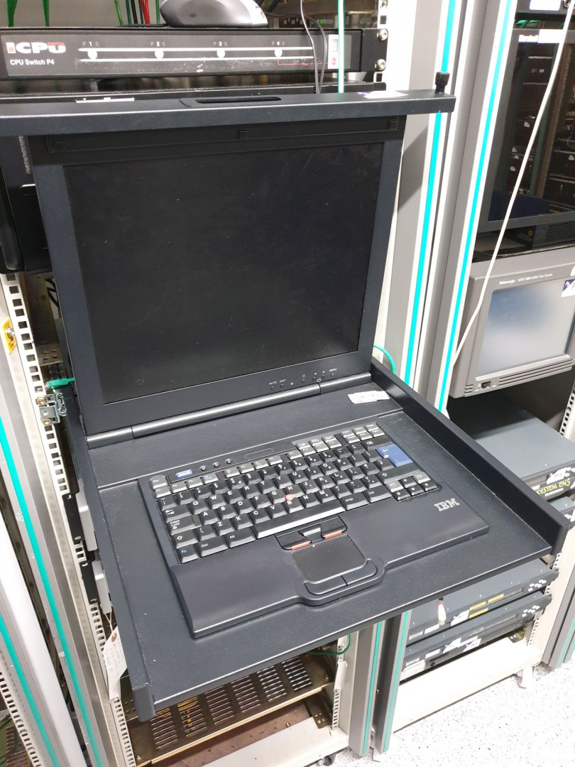 IBM 23K 4885 rack mount monitor, keyboard