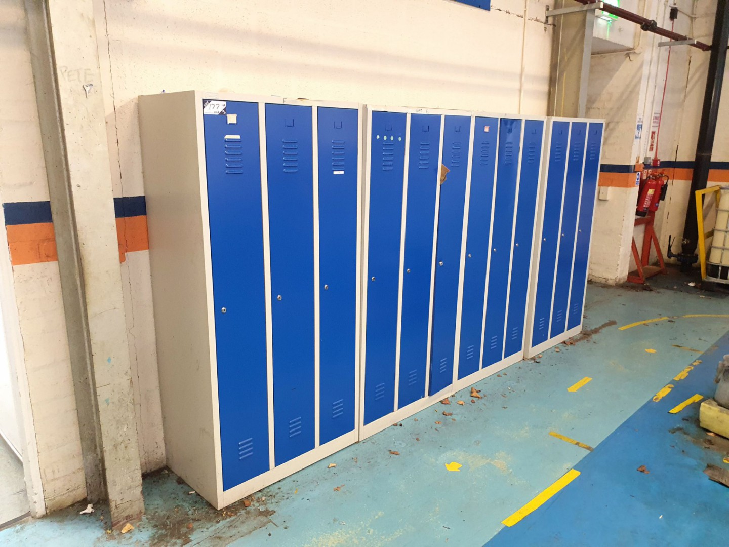 12x Ekwo blue & grey personnel lockers - lot locat...