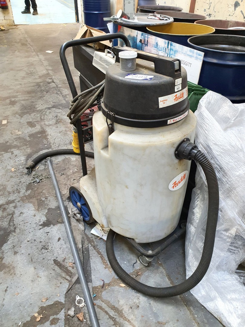 Freddy industrial hoover, wet use only - lot locat...