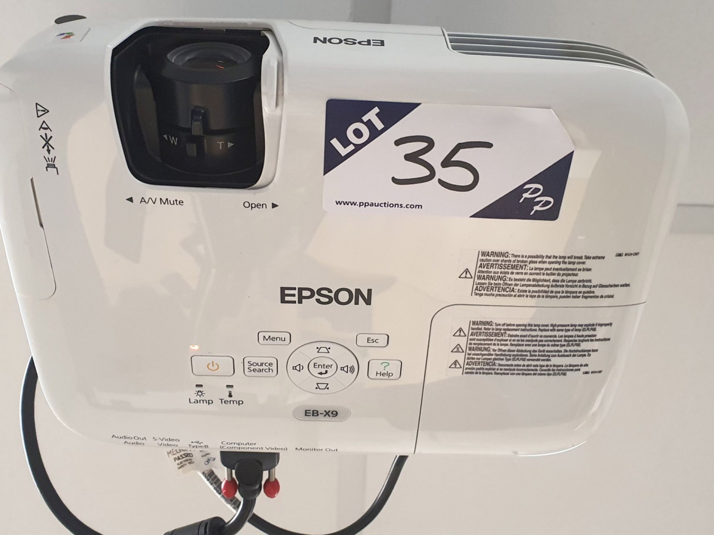 Epson EB-905 3LCD projector with Nobo screen - lot...