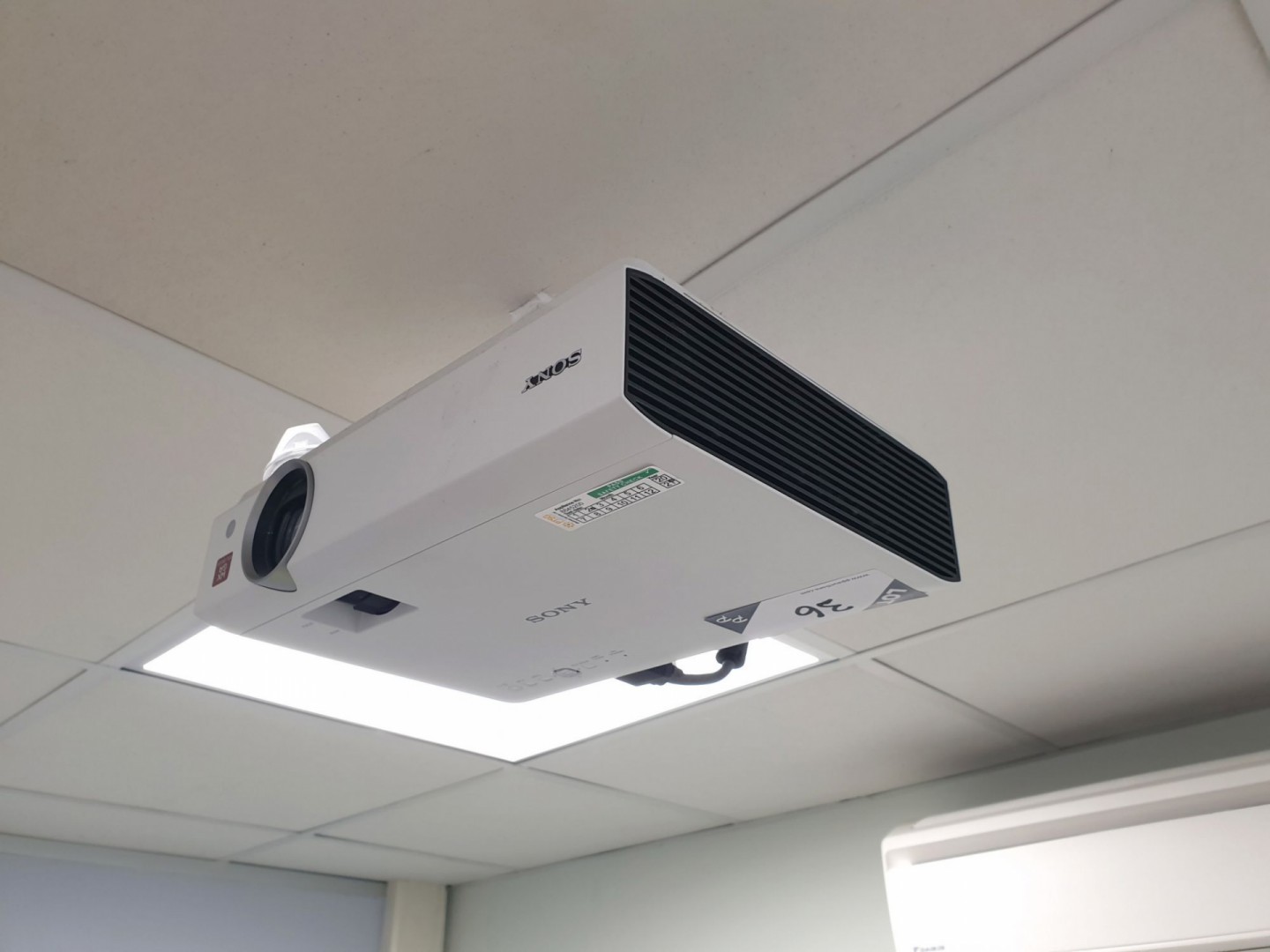 Sony VPL-DW120 data projector with Celexon pull do...