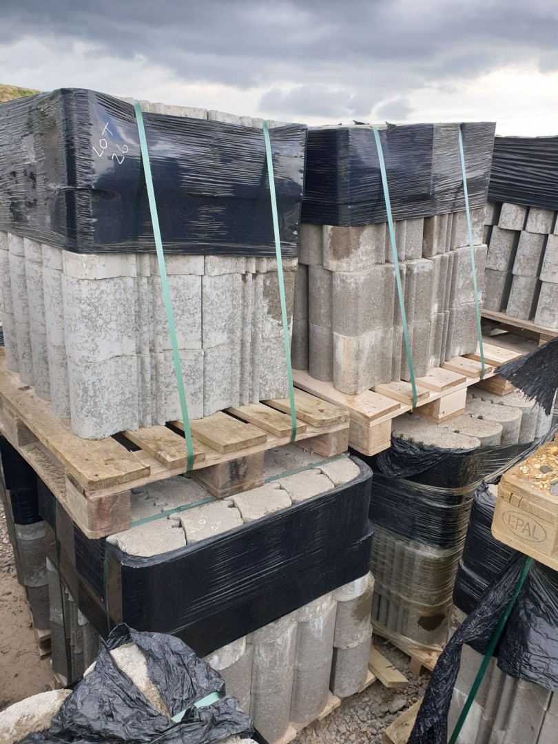 Qty various Porcupine concrete retaining blocks, 2...
