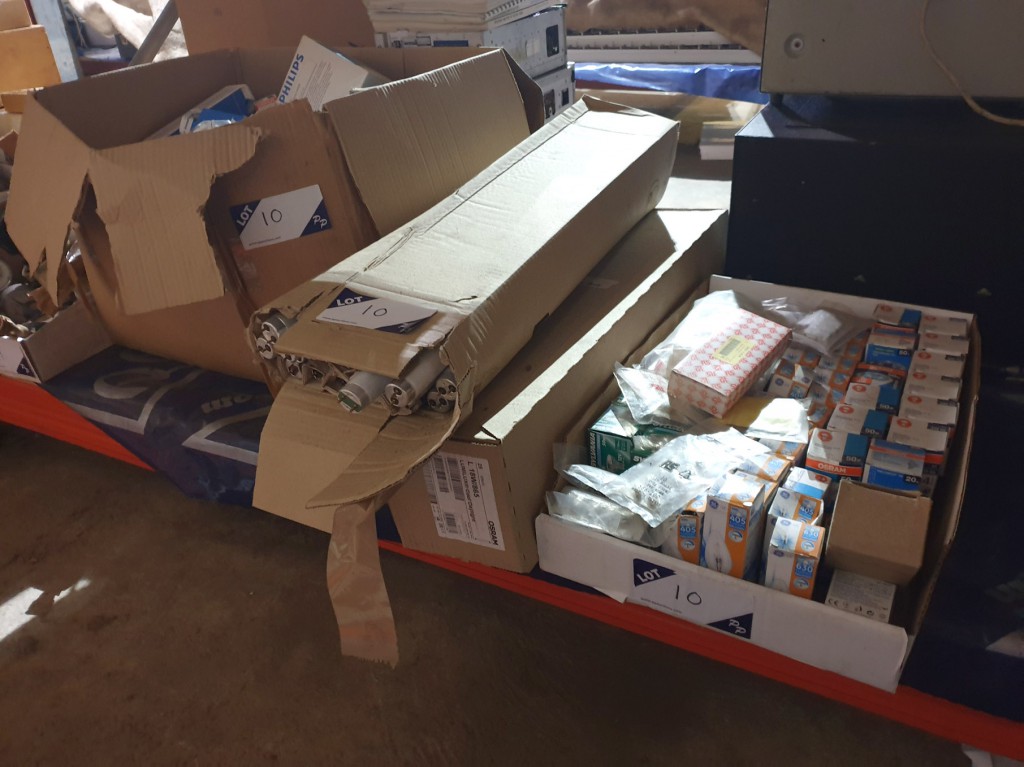 3 boxes various lightbulbs inc: Osram 18W/865 stri...