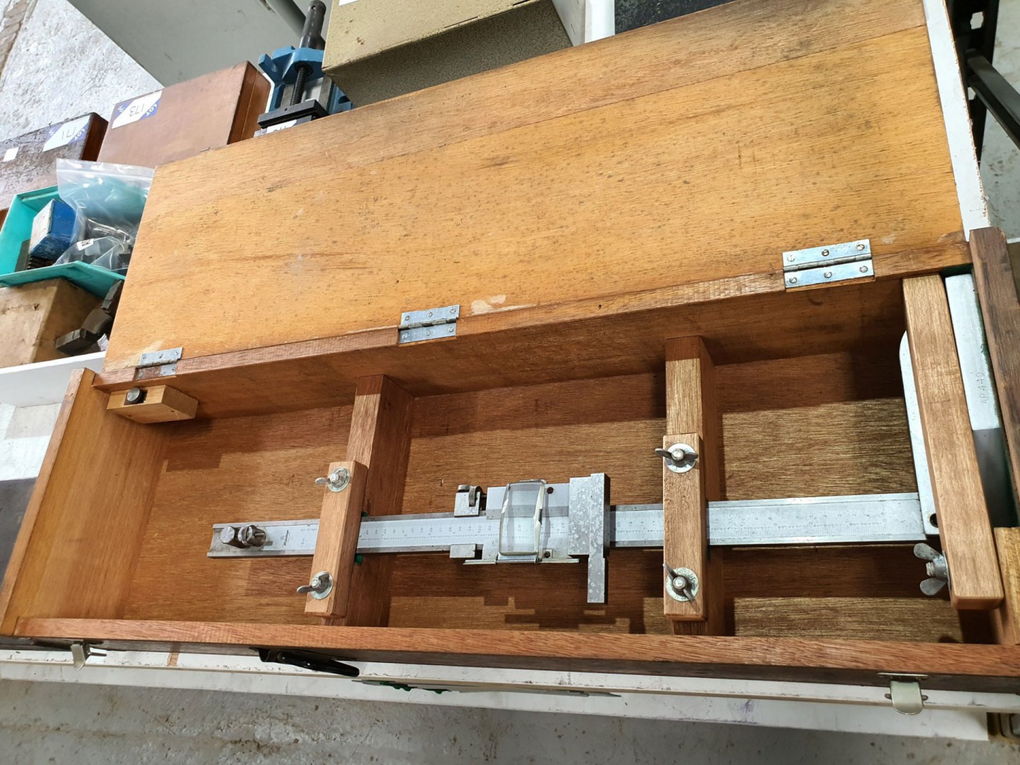 Mitutoyo 18" height gauge in wooden box - Lot Loca...