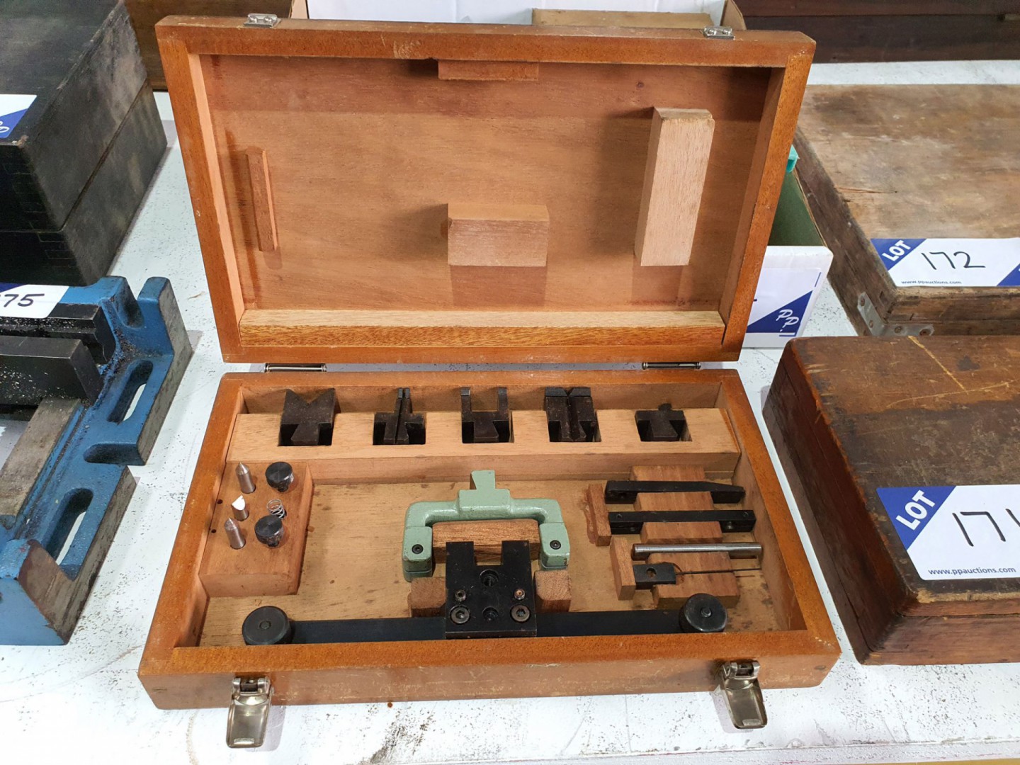 Centre fixture in wooden case - Lot Located at: PP...