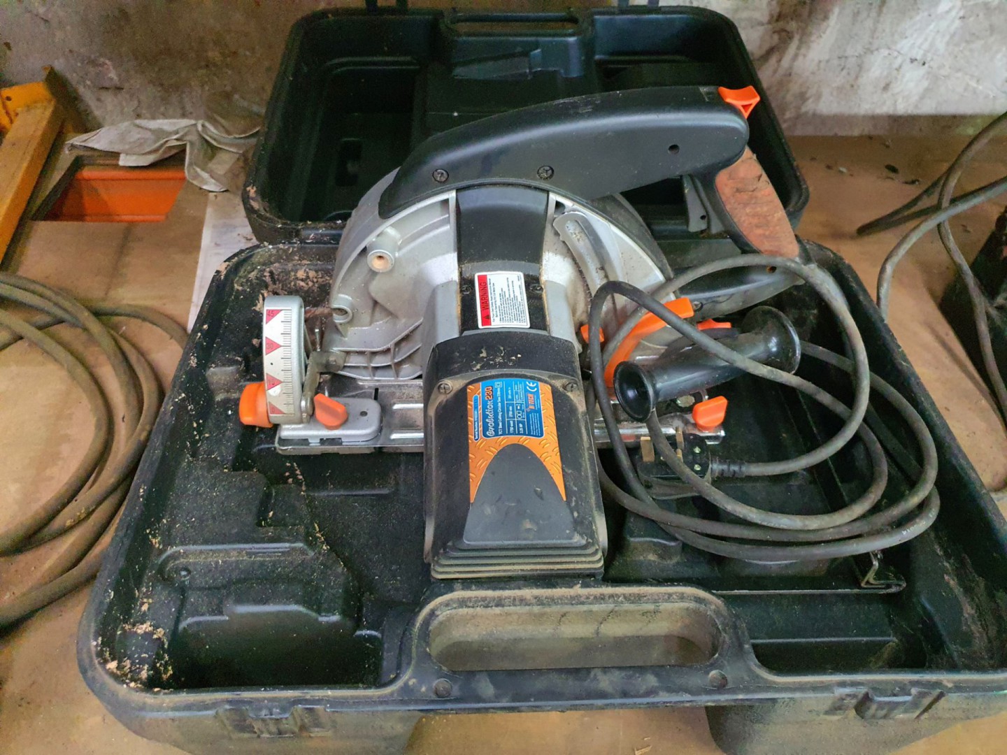 Evolution 230 circular saw in case, 240v, 2700rpm,...