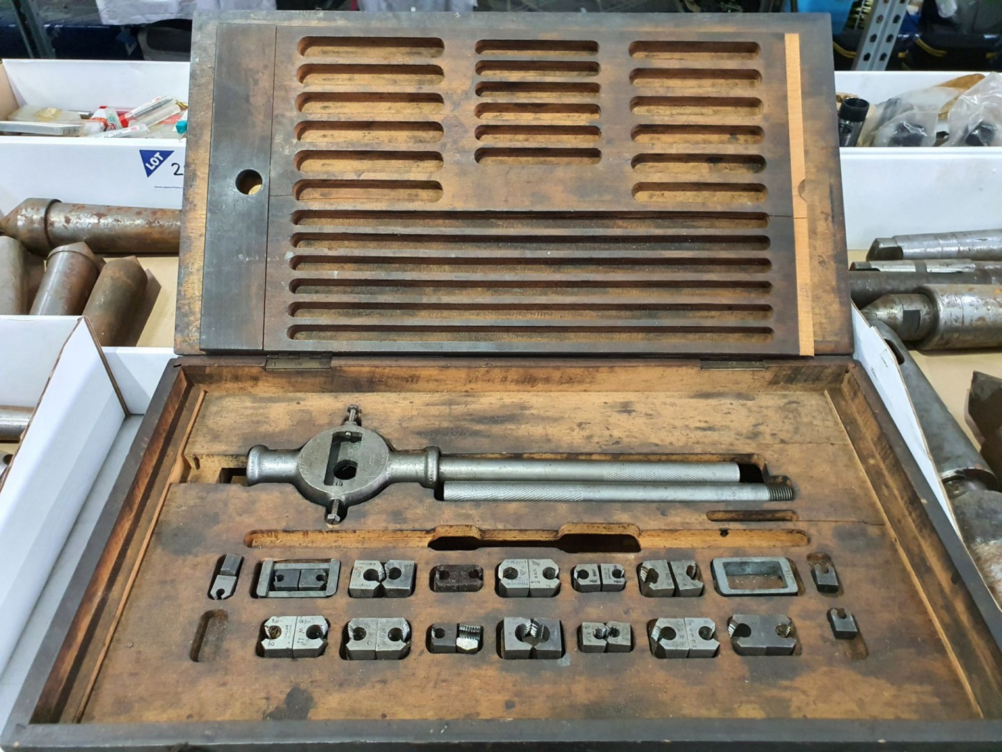 Stronghold thread chaser set in wooden case - Lot...