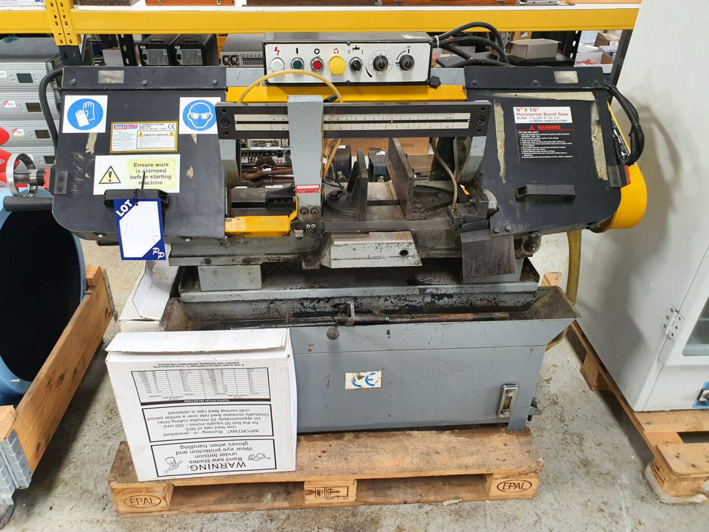 Sealey SM353CE 9" hydraulic cutting bandsaw, 4 spe...