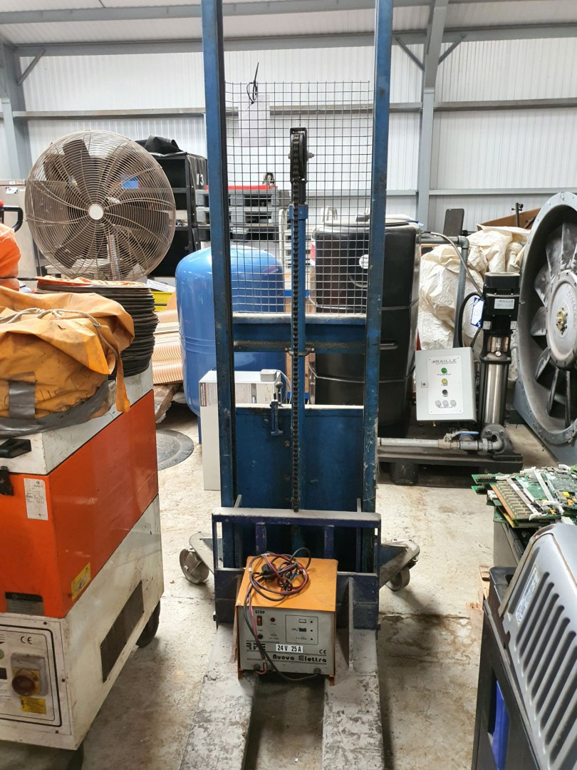 Brit battery operated electric pedestrian lifter,...