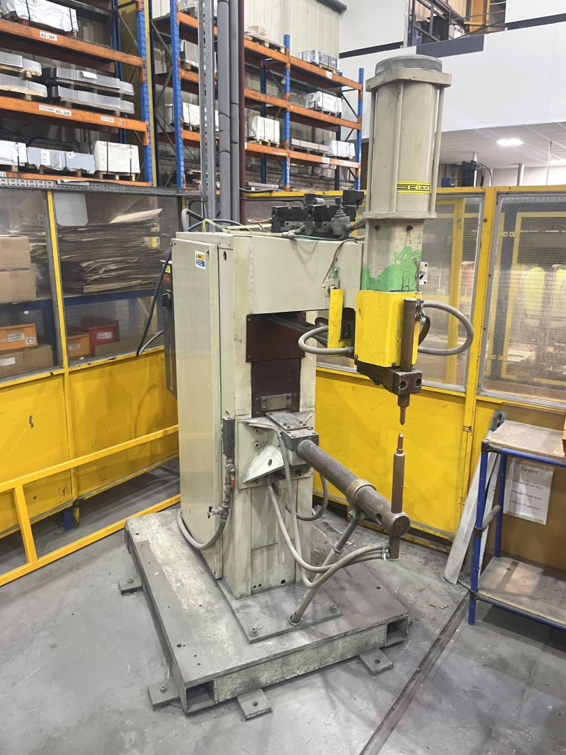Sciaky D272 spot welder, 50kva, 850mm throat, Brit...
