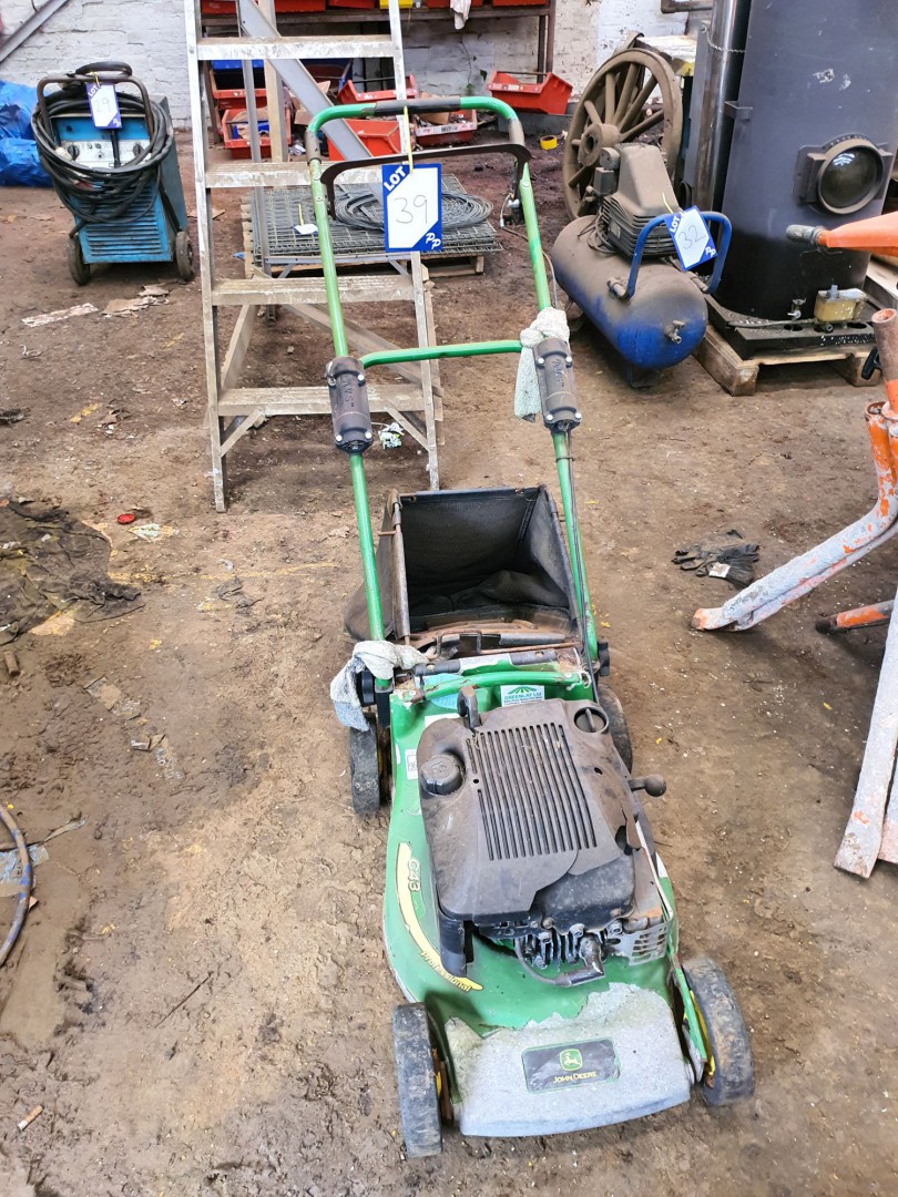 John Deere C43 petrol lawn mower - Lot Located at:...