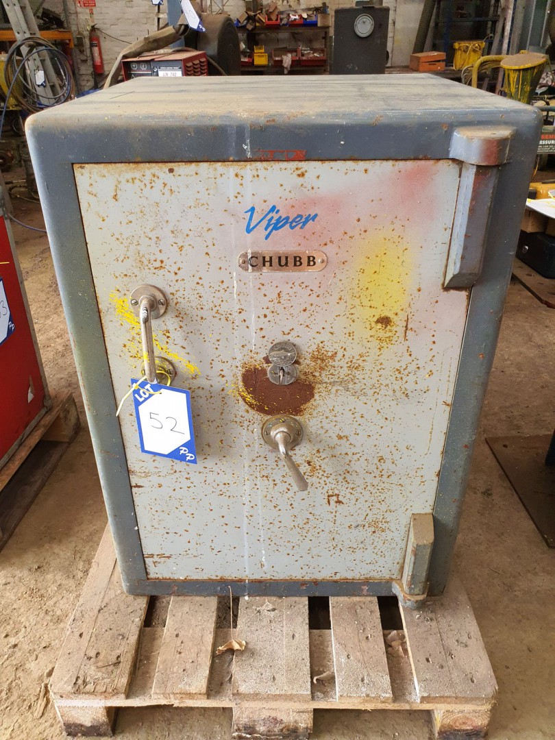Chubb Wulfrun steel fire safe, 480x730x480mm ID (2...