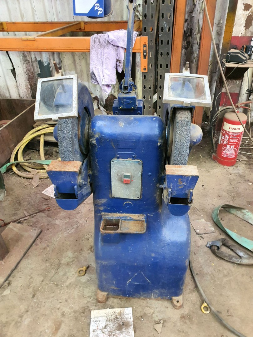 Heavy duty DE grinder, 14" dia wheels - Lot Locate...