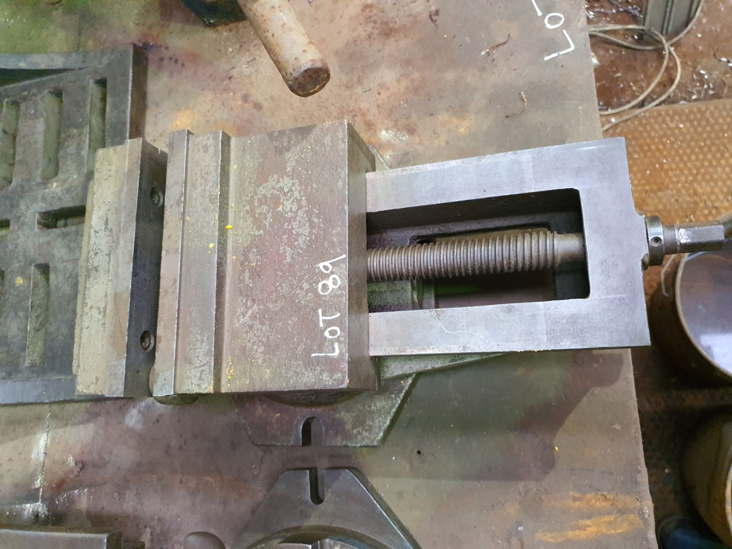 200mm machine vice on swivel base - Lot Located at...