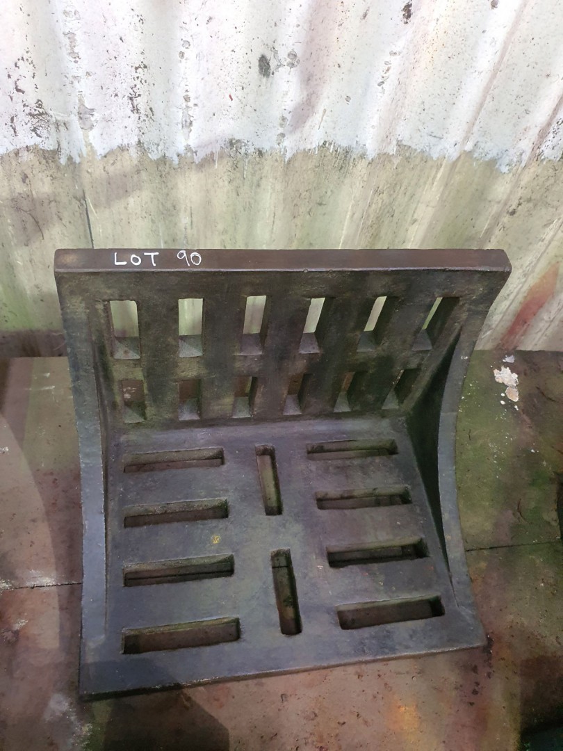 CI angle plate, 300x300x400mm - Lot Located at: LE...