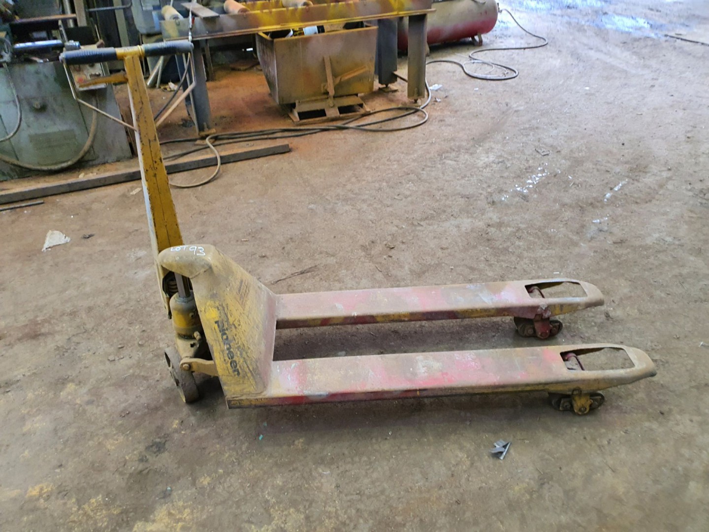 Pioneer manual pallet truck, 2500kgs cap - Lot Loc...
