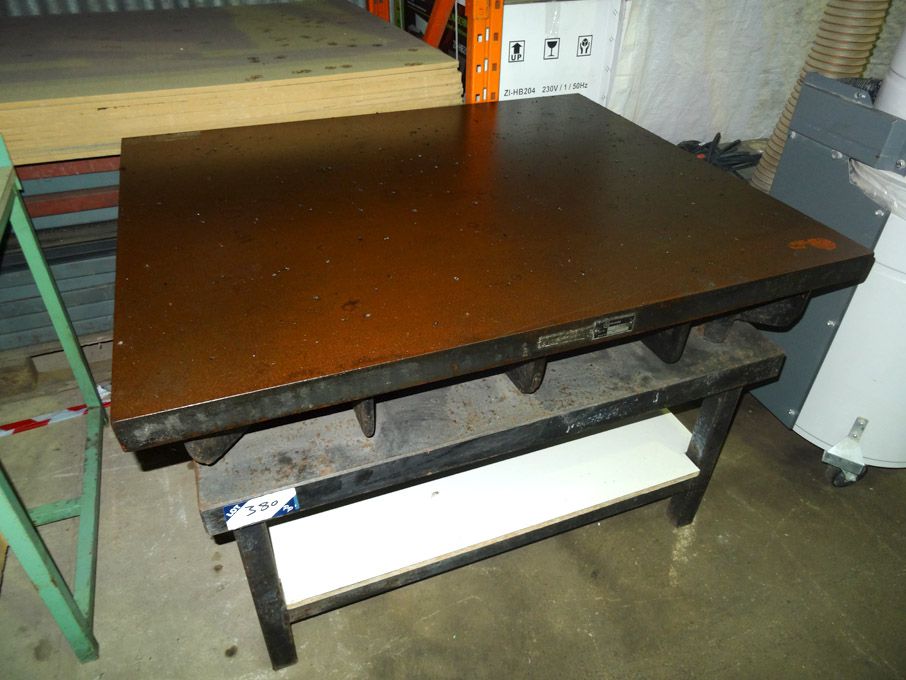 1200x1000mm CI surface table - lot located at: PP...