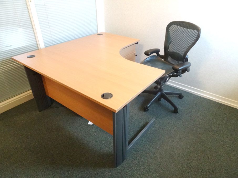 Contents of office inc: 1600x1600mm 'L' shaped woo...