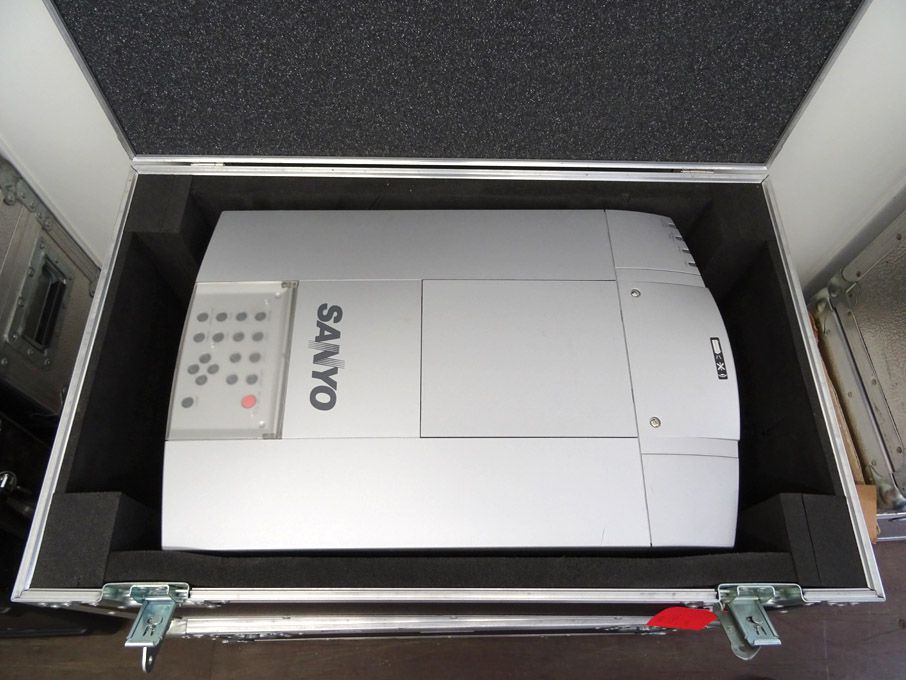 Sanyo PLC9005BA desk top projector in case