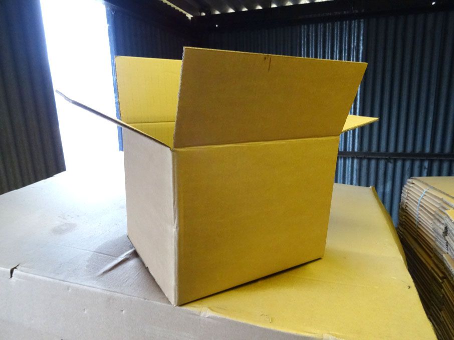 Qty corrugated boxes, 350x280x260mm approx with Qt...