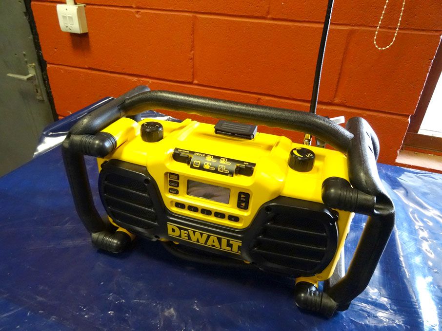 Dewalt DC013 radio / charger, 110v built in batter...