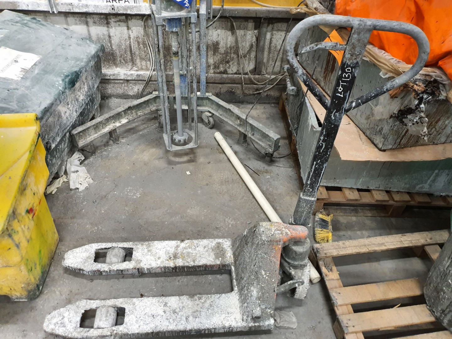 Manual pallet truck