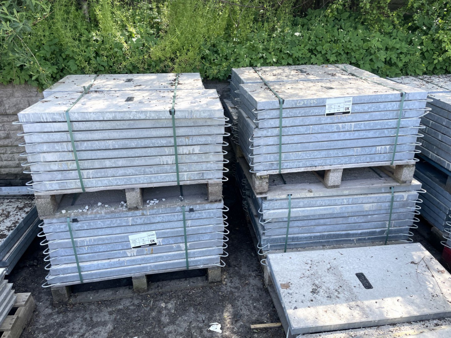 64x concrete 915x445mm lid covers in galvanised tr...