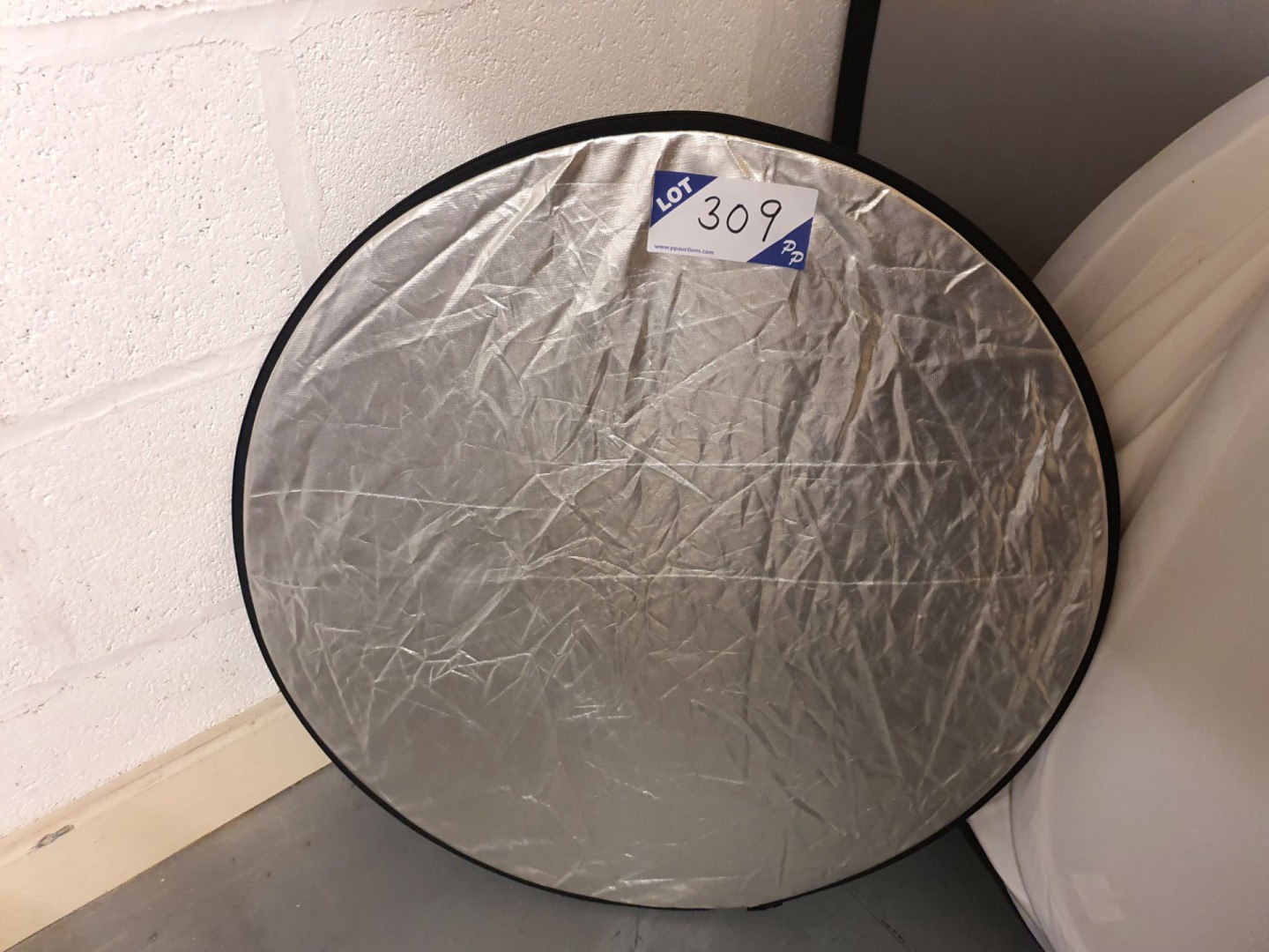Silver photo studio reflector screen, 600mm dia