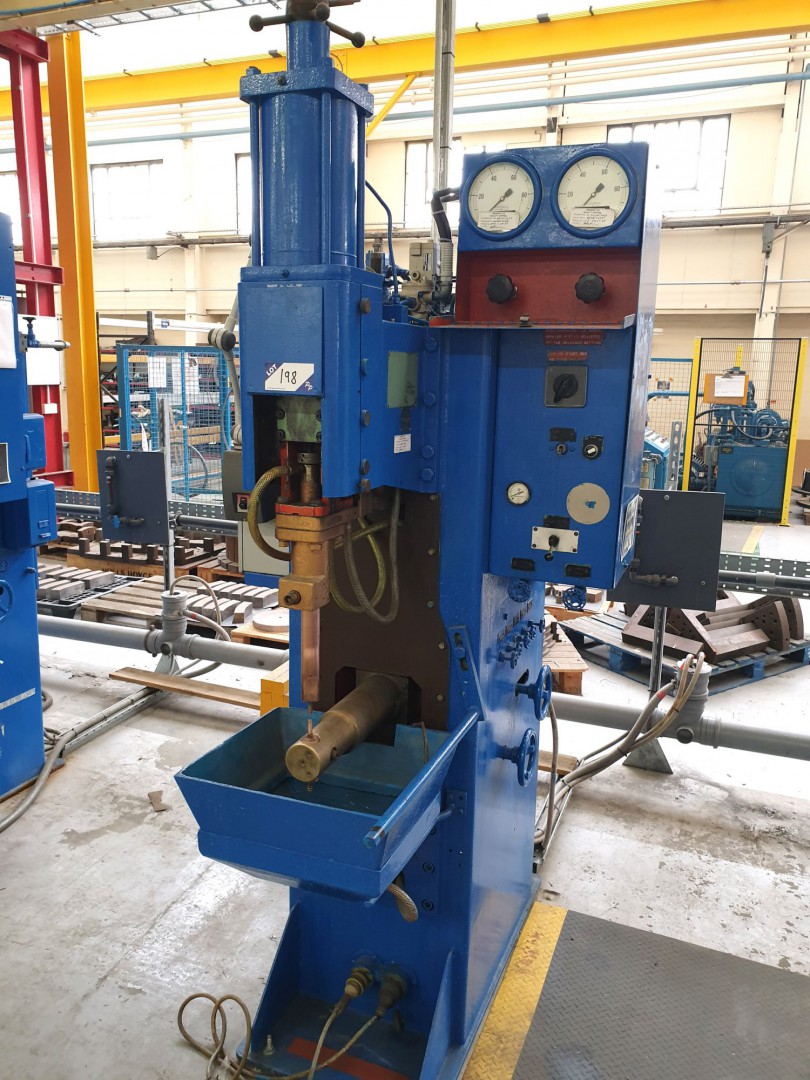 British Federal spot welder, 300mm throat, foot pe...