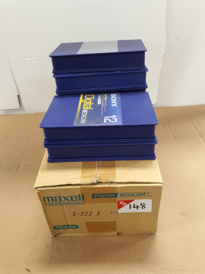 10x Maxell B-D222X digital Betacam cassettes, 6x v...