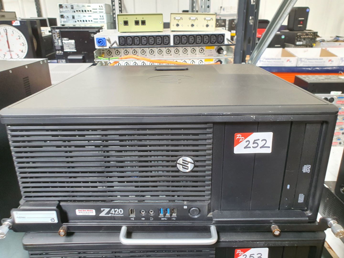 HP Z420 workstation on rack type tray