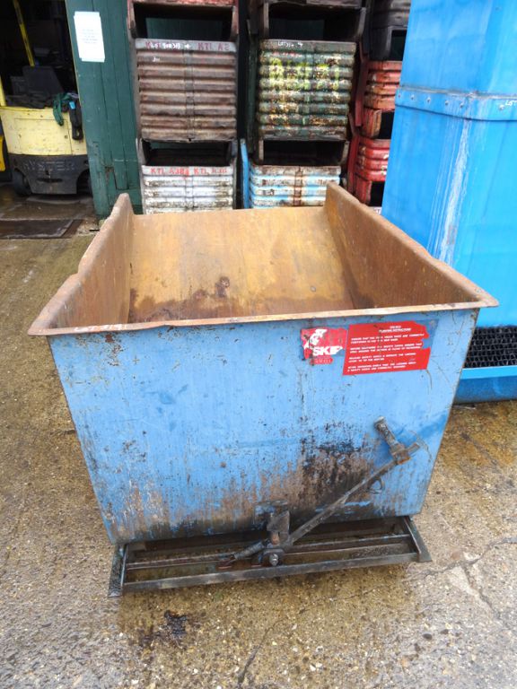 Metal forkable tipping skip, 1500x1000x800mm - Lot...