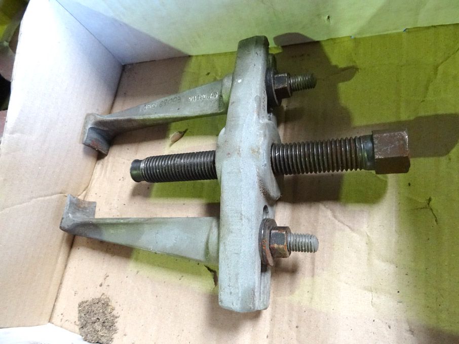 Sykes-Pickavant bearing clamp - Lot Located at: Au...