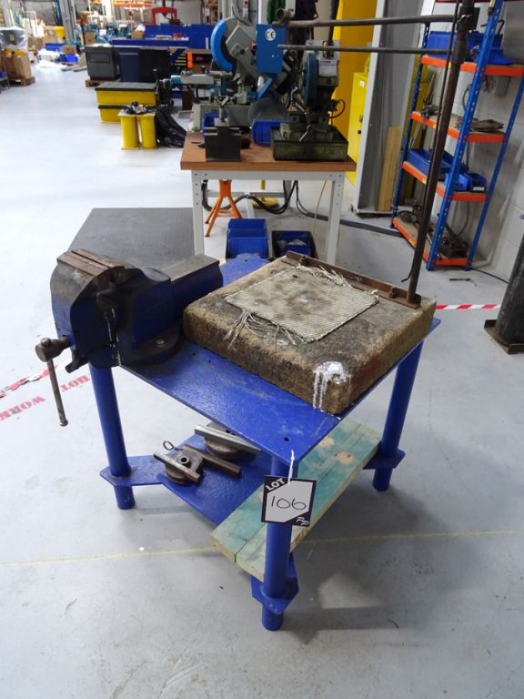 30x30" metal table with Record No25 bench vice