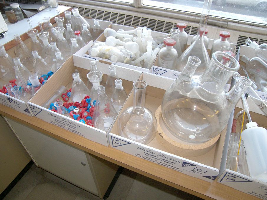Qty laboratory glasswear inc: beakers, flasks etc...
