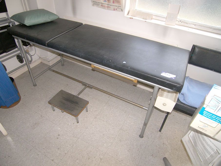 Adjustable height first aid bed