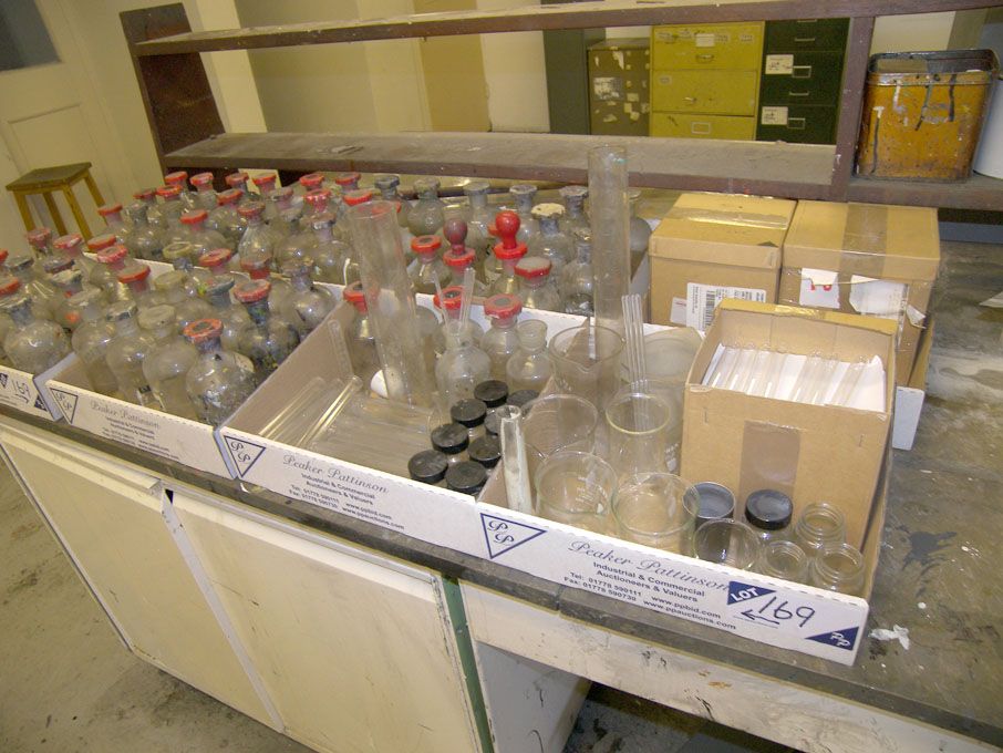 Qty laboratory glasswear inc: beakers, test tubes,...