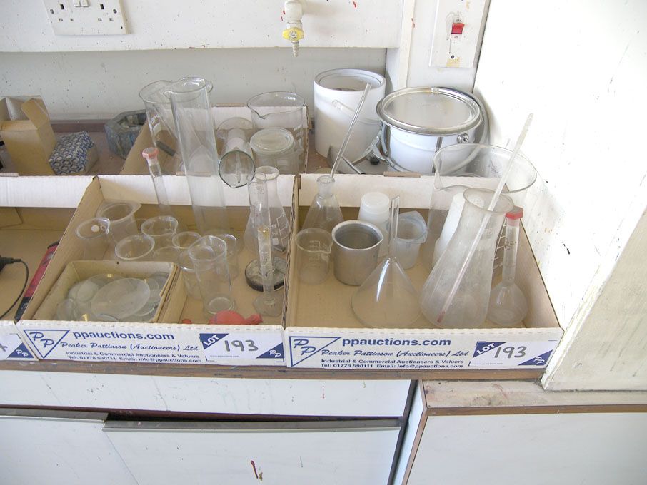 Qty beakers, flasks etc in 2 boxes