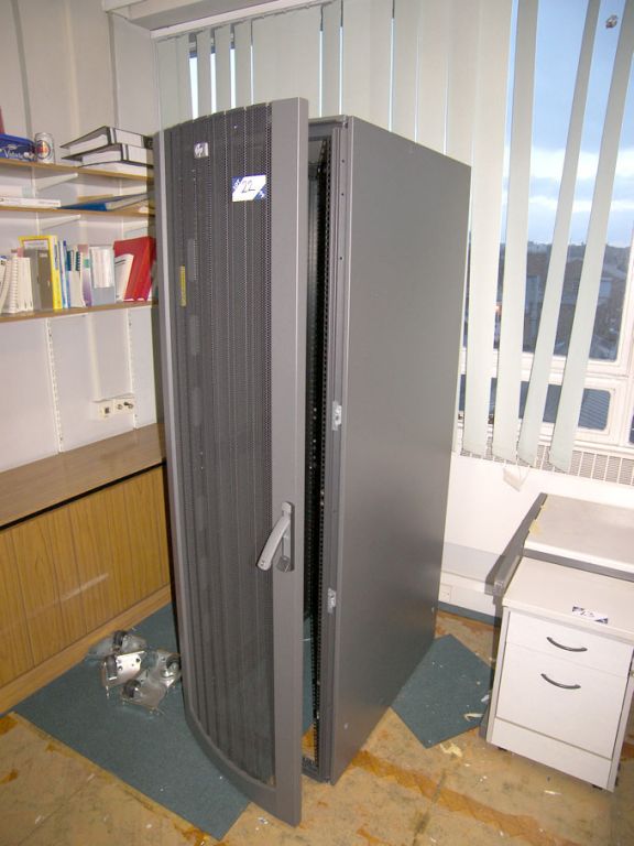 HP 42U metal server cabinet (2005)