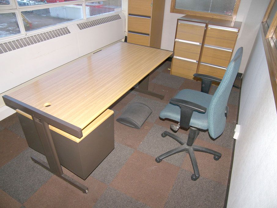 Contents of office inc: 1800x800mm oak table, 1x 4...
